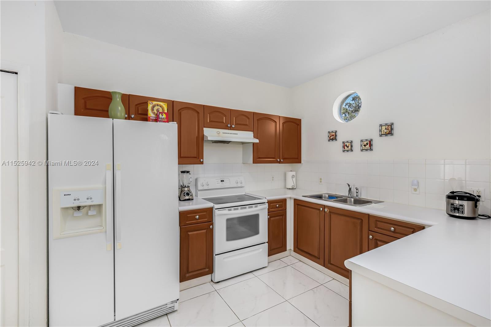 COURTYARDS TWO CONDO - Residential Lease
