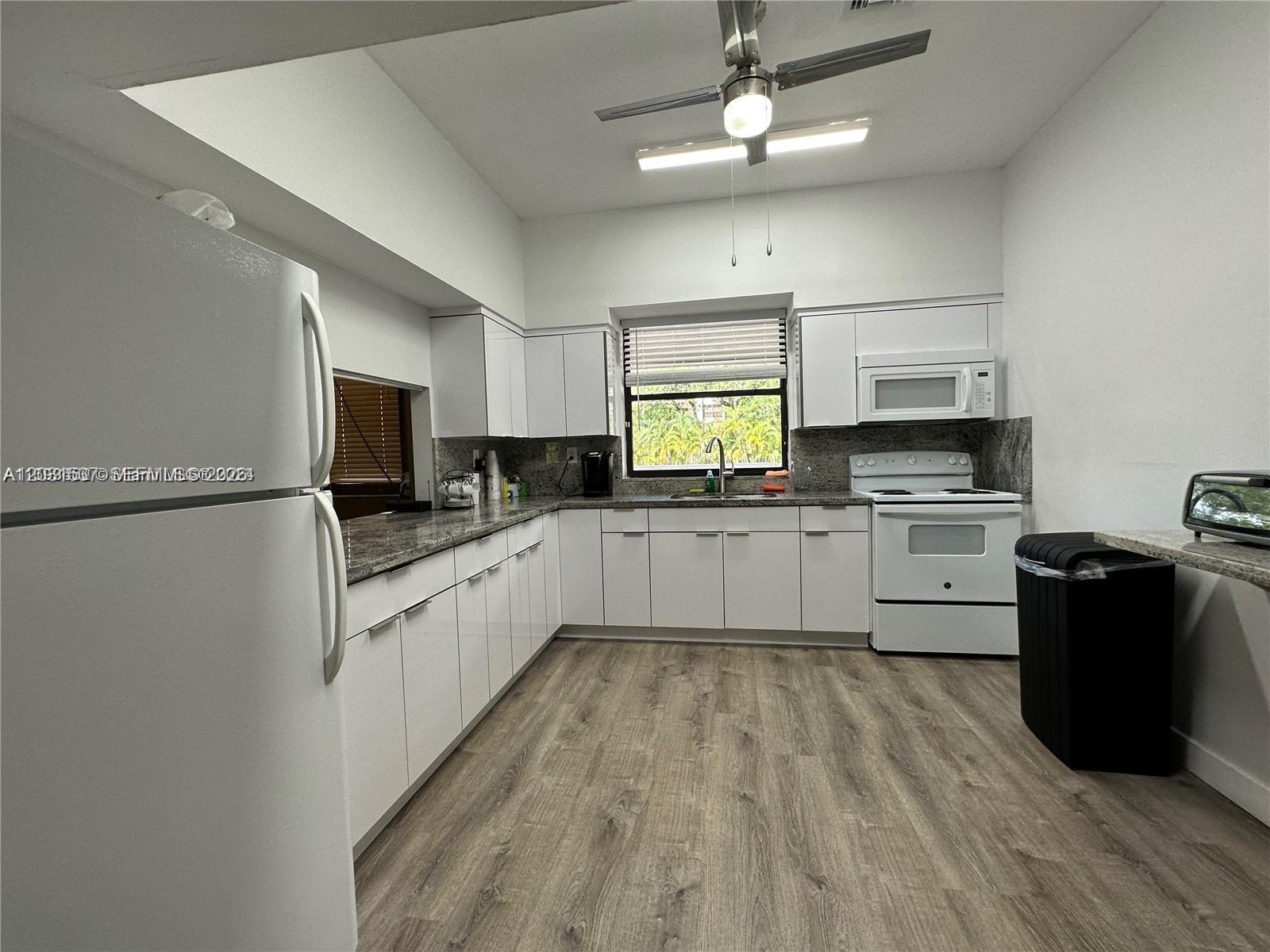 SUMMERTREE VILG CALIF CL - Residential