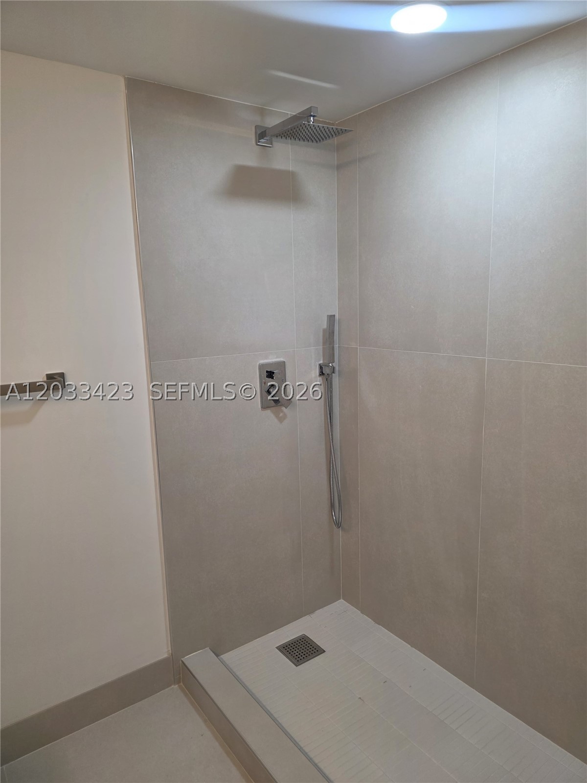 ROYAL GRAND CONDO - Residential Lease