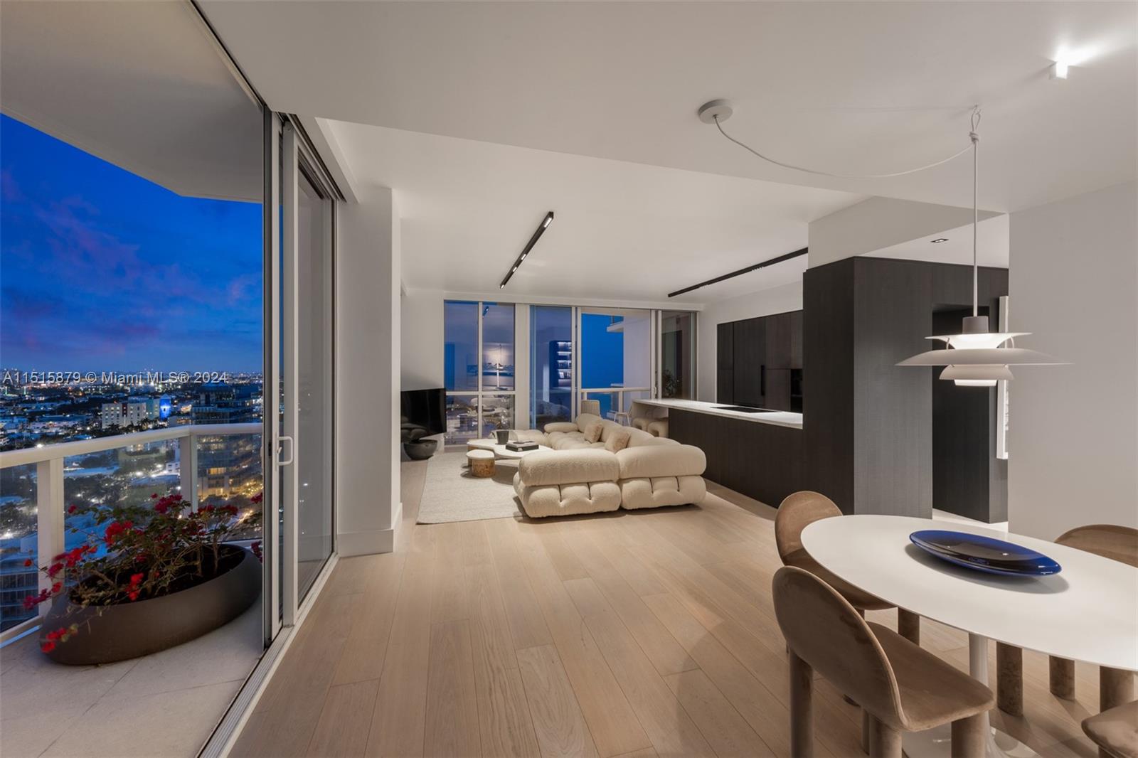 CONTINUUM ON SOUTH BEACH - Residential