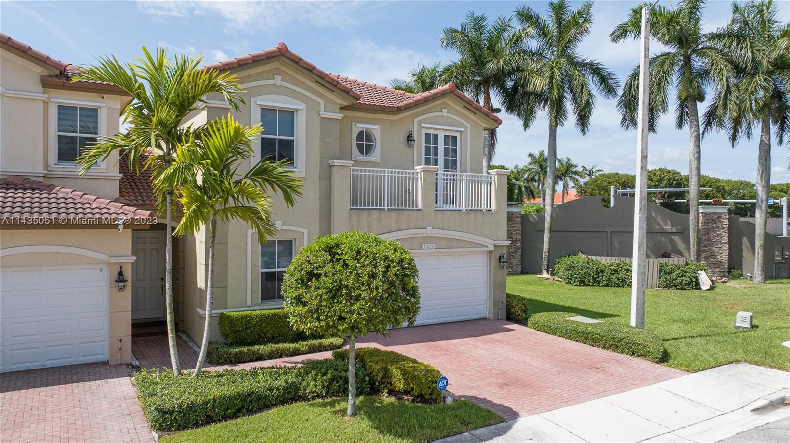 Beautiful and spectacular corner townhouse located in one of the best complexes in Doral, Polynesian at Islands at Doral, strategically located with easy access to everything. It offers you 5 bedrooms and 3 full bathrooms, beautiful open and integrated kitchen design with quartz countertop, stainless steel appliances. It also offers a spectacularly modern and spacious patio, porcelain floors, a bedroom and full bathroom located on the first floor. Double garage, all rooms have modern wooden closet design and Blackout blinds on all windows. Amenities include playground, pool. Additional access to the beautiful Islands At Doral Club house, which offers you tennis courts, swimming pools, a gym, a basketball court, a children's park and more.