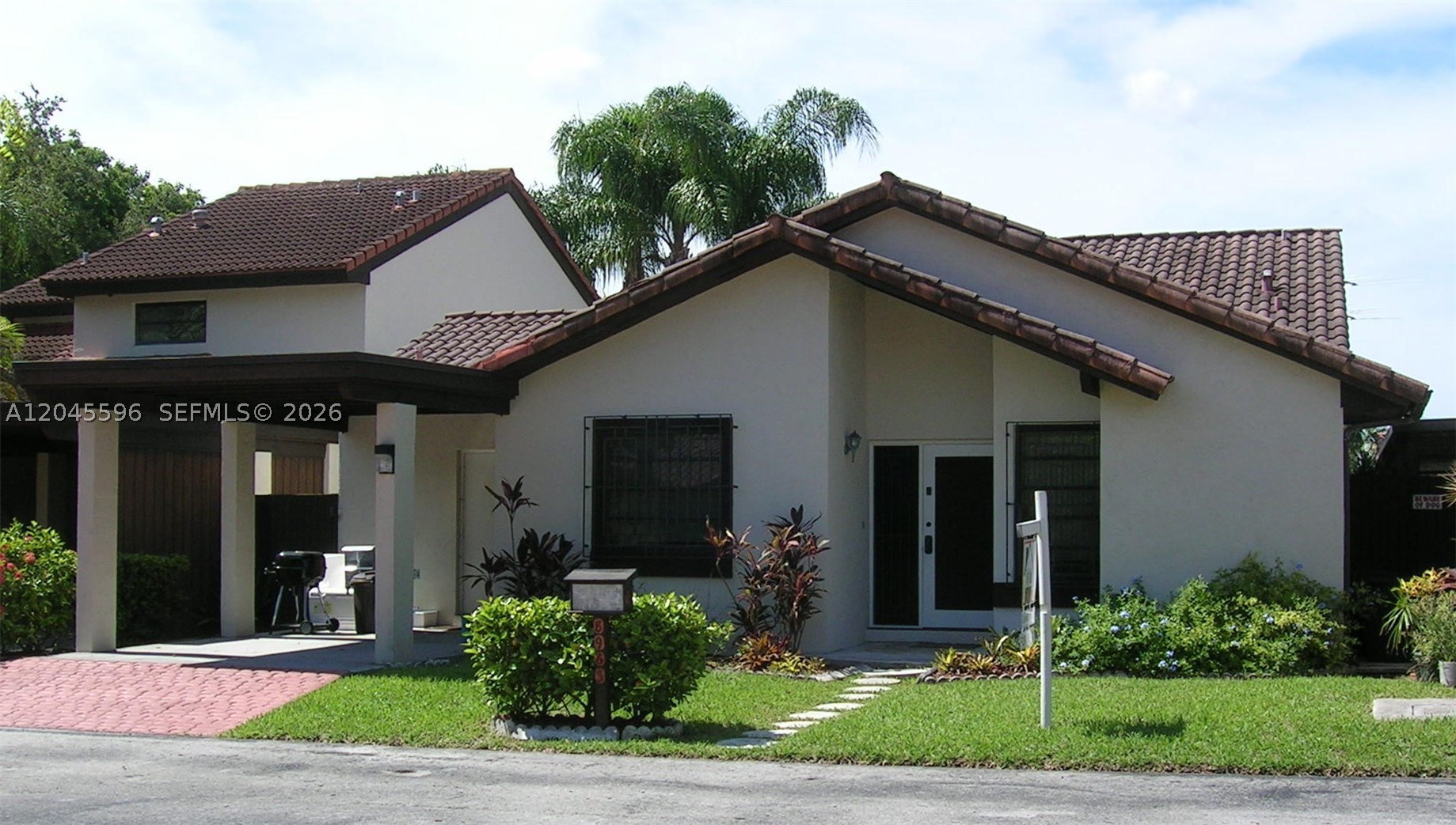 FULLY REMODELED FANTASTIC HOME 3/2 IN THE NICEST COMMUNITY IN KENDALL! 1 STORY HOME WITH FOYER ENTRANCE, CARPORT, VAULTED CEILINGS, FAMILY ROOM, UTILITY ROOM WITH WASHER AND DRYER, PORCELAIN TILES FLOORS EVERYWHERE, SPLIT PLAN, SCREENED FLORIDA ROOM, STAINLESS STEEL APPLIANCES. COMMUNITY WITH POOL, CLUBHOUSE, EXCERCISE ROOM AND SECURITY GATES. PETS UNDER 20 LBS ONLY (CASE BY CASE), NO CATS. SEE ATTACHMENT FOR APPLICATIONS