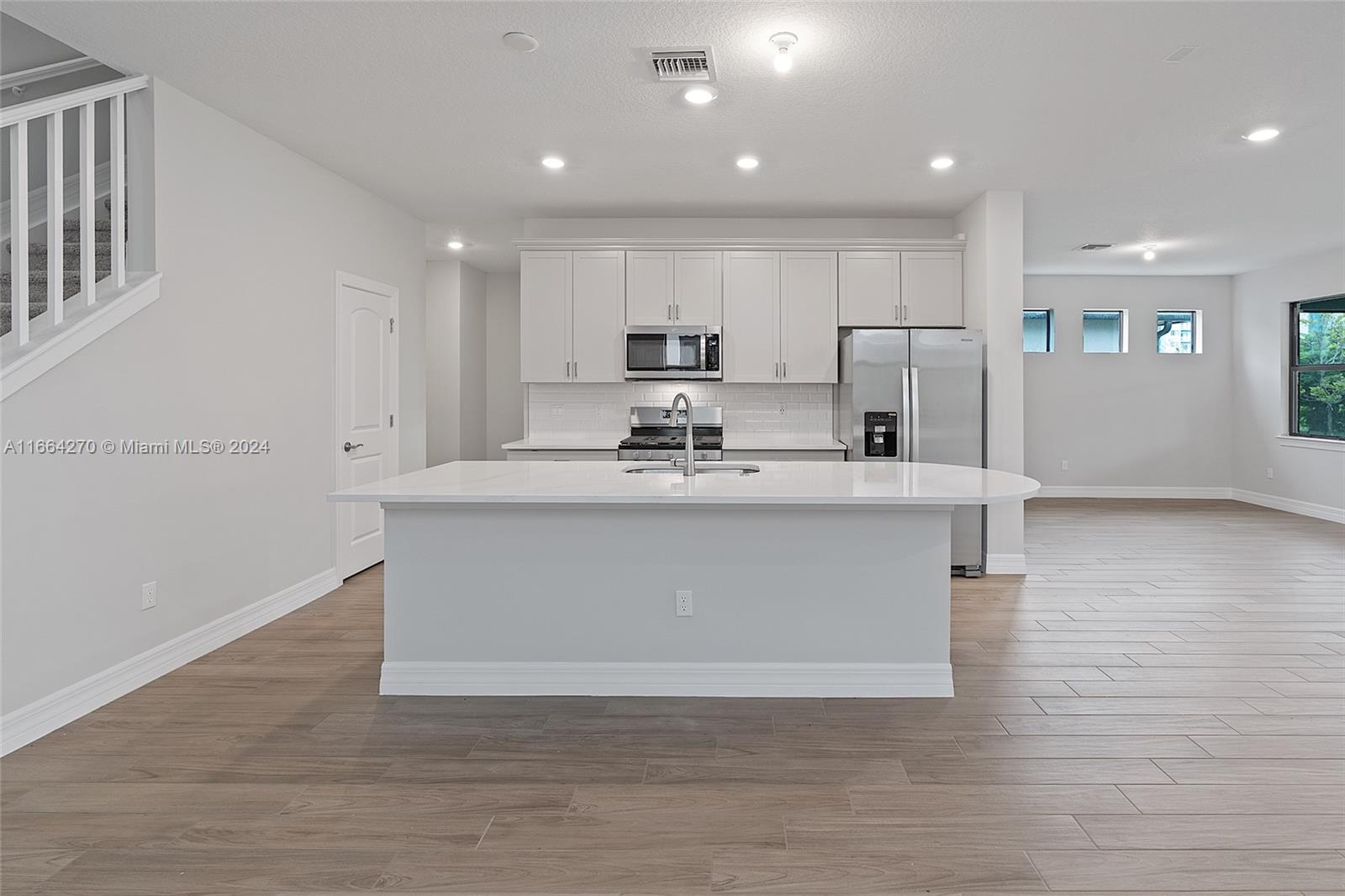 OAK TREE PROPERTY REDEVEL - Residential Lease