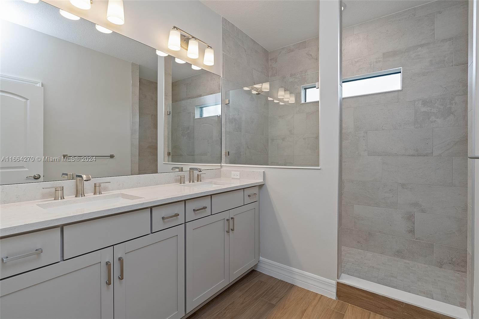 OAK TREE PROPERTY REDEVEL - Residential Lease