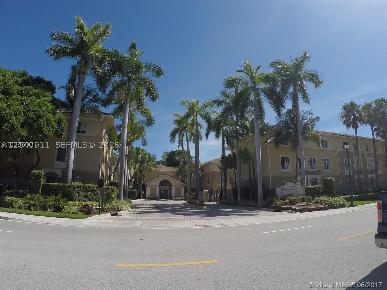 Heart of Aventura! 1BED/1BATH  TOWNHOUSE WITH A GARAGE.  Gated community, the amenities include a Large Pool, Gym. Perfect location within a walking distance from Aventura Mall, Restaurants, Supermarkets,
