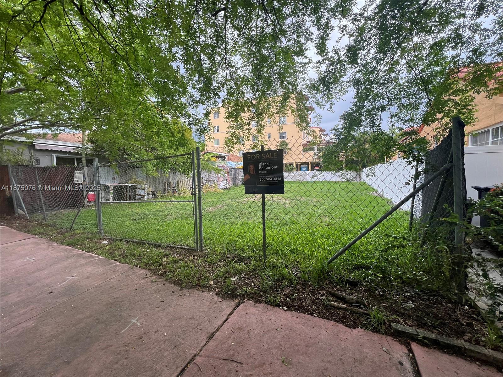 Rare opportunity to buy an empty lot in South Of Fifth MB. Zone code will allow building up to 5,000 Sq Ft of interior space one the 4,000 SF lot.  Two residences can be build. Very close to the best restaurants, South Point Park & Marina