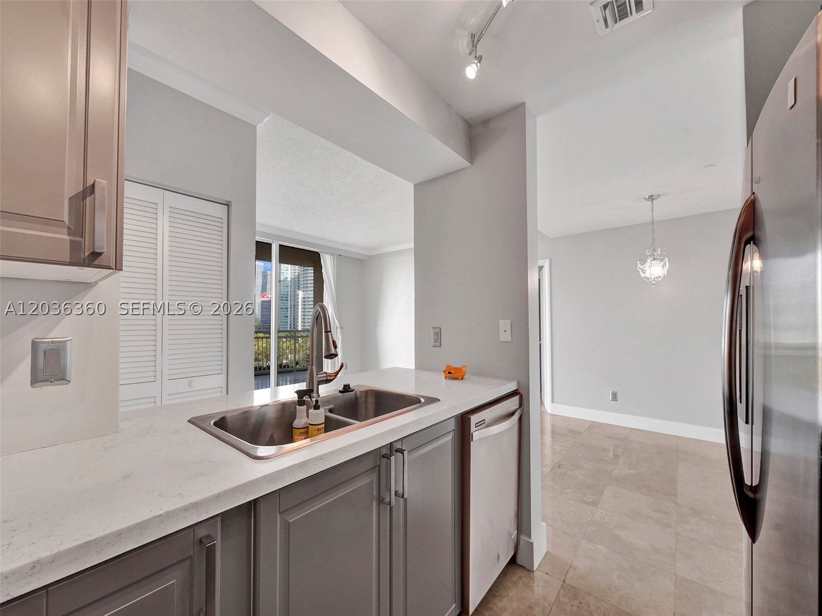 THE METROPOLITAN CONDO - Residential