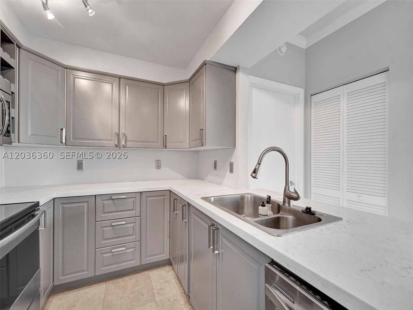 THE METROPOLITAN CONDO - Residential