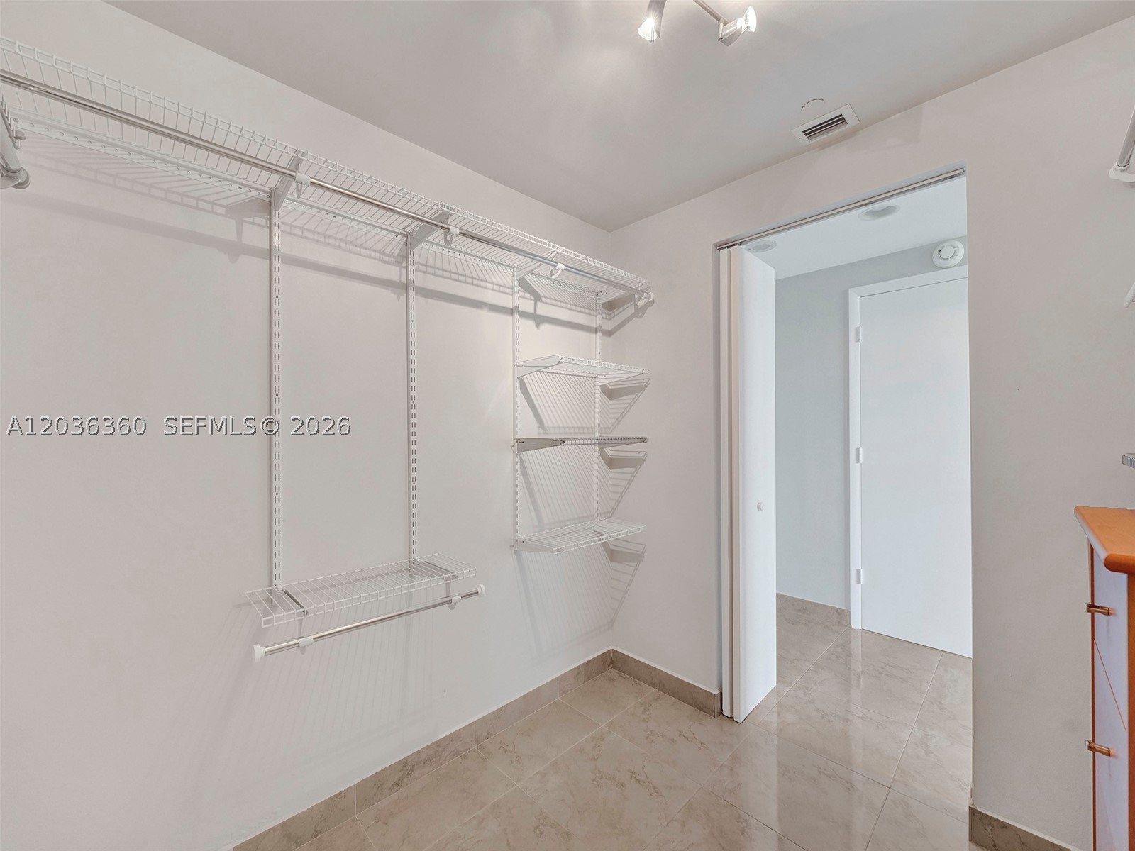 THE METROPOLITAN CONDO - Residential