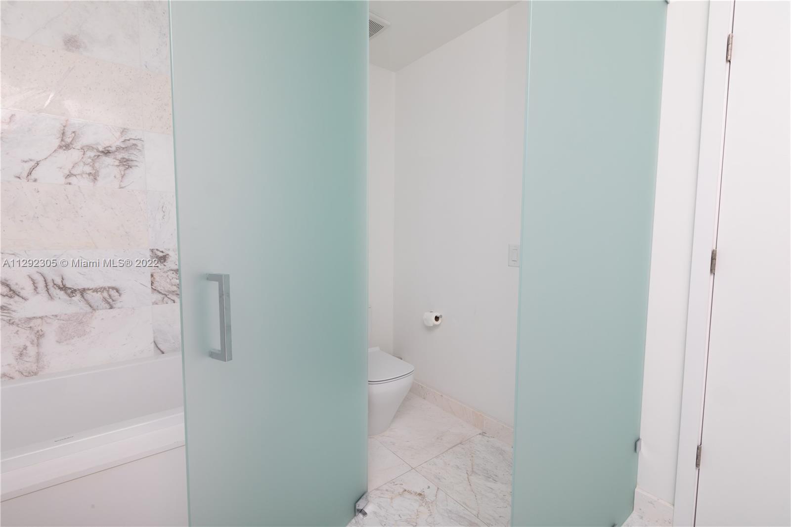 PARAMOUNT MIAMI WORLDCENT - Residential Lease