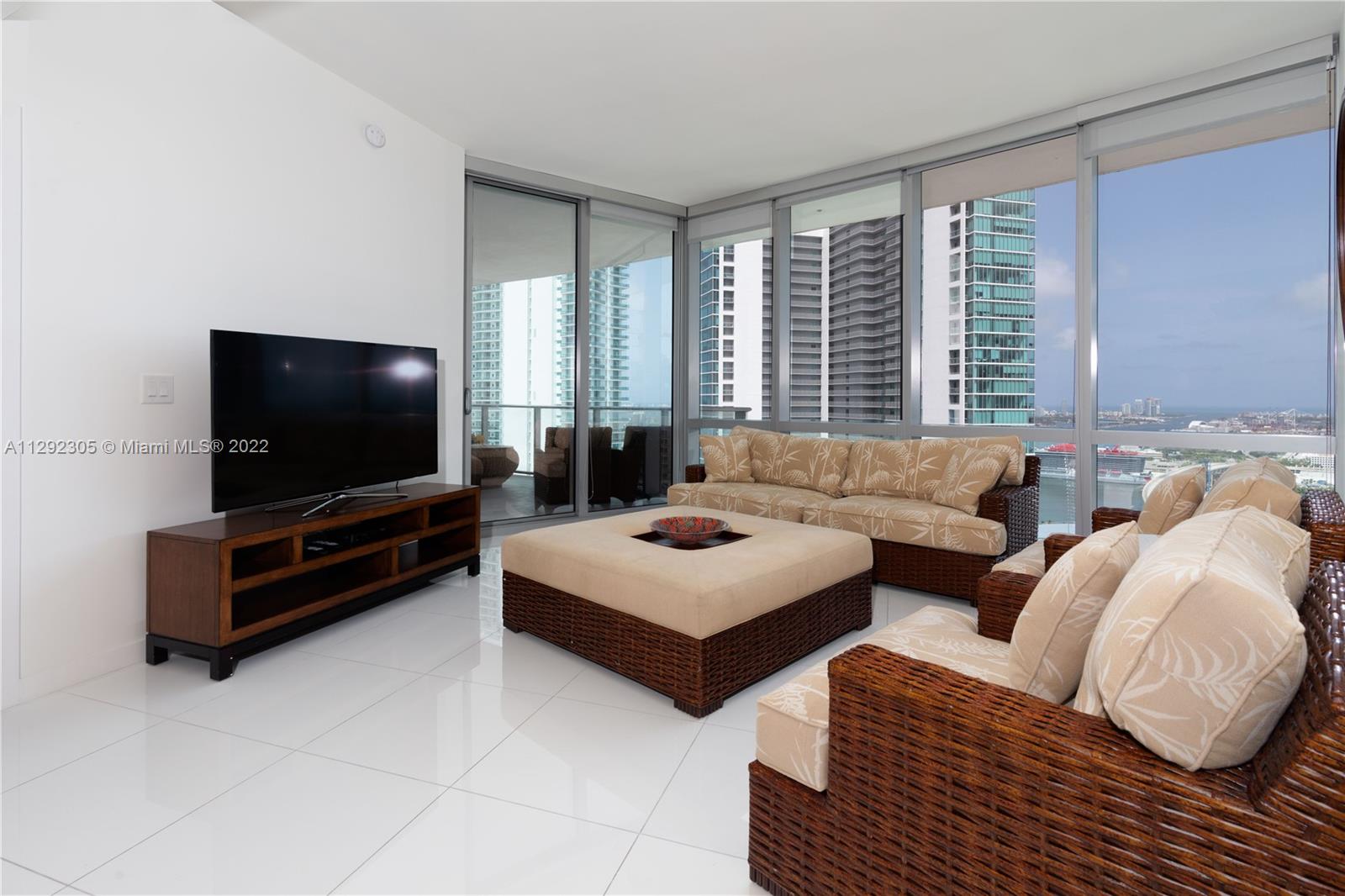 PARAMOUNT MIAMI WORLDCENT - Residential Lease