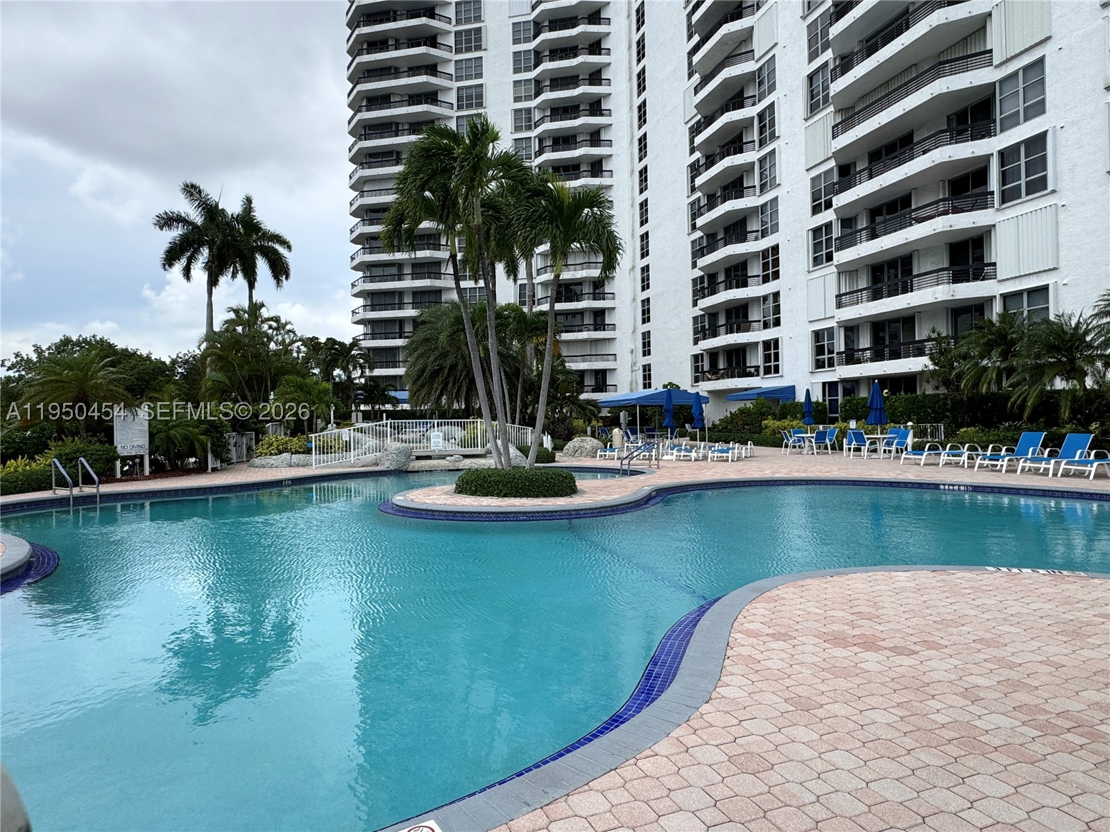 Spacious 2BR/2.5BA in highly sought-after Mystic Pointe, Tower 500, with stunning Intracoastal views & new laminate floors. Currently rented $3,400/mo through Sep 2026 – perfect for investors or future move-in. Unfurnished.
Resort-style amenities: 24/7 security, pool, gym, tennis & pickleball courts, dog park, mini-market & more.