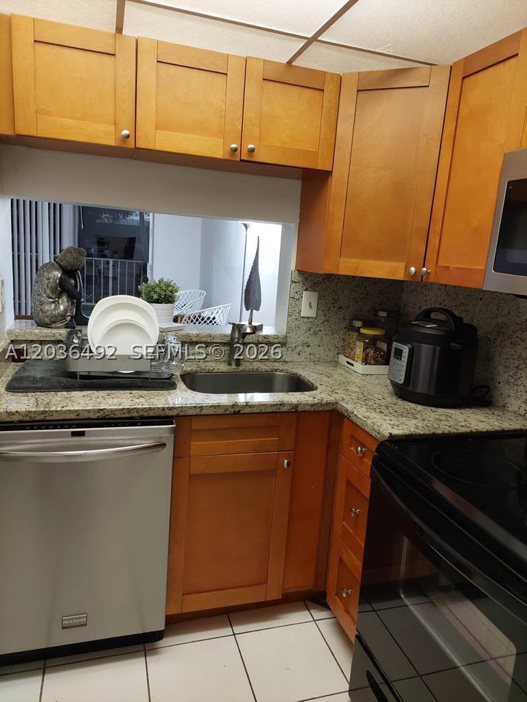 Charming 1 bed, 1 bath rental located on the first floor of a gated community. Conveniently located near I-95, turnpike and Palmetto expressway. Condominium offers many amenities including community pool, fitness enter, tennis court and many more.