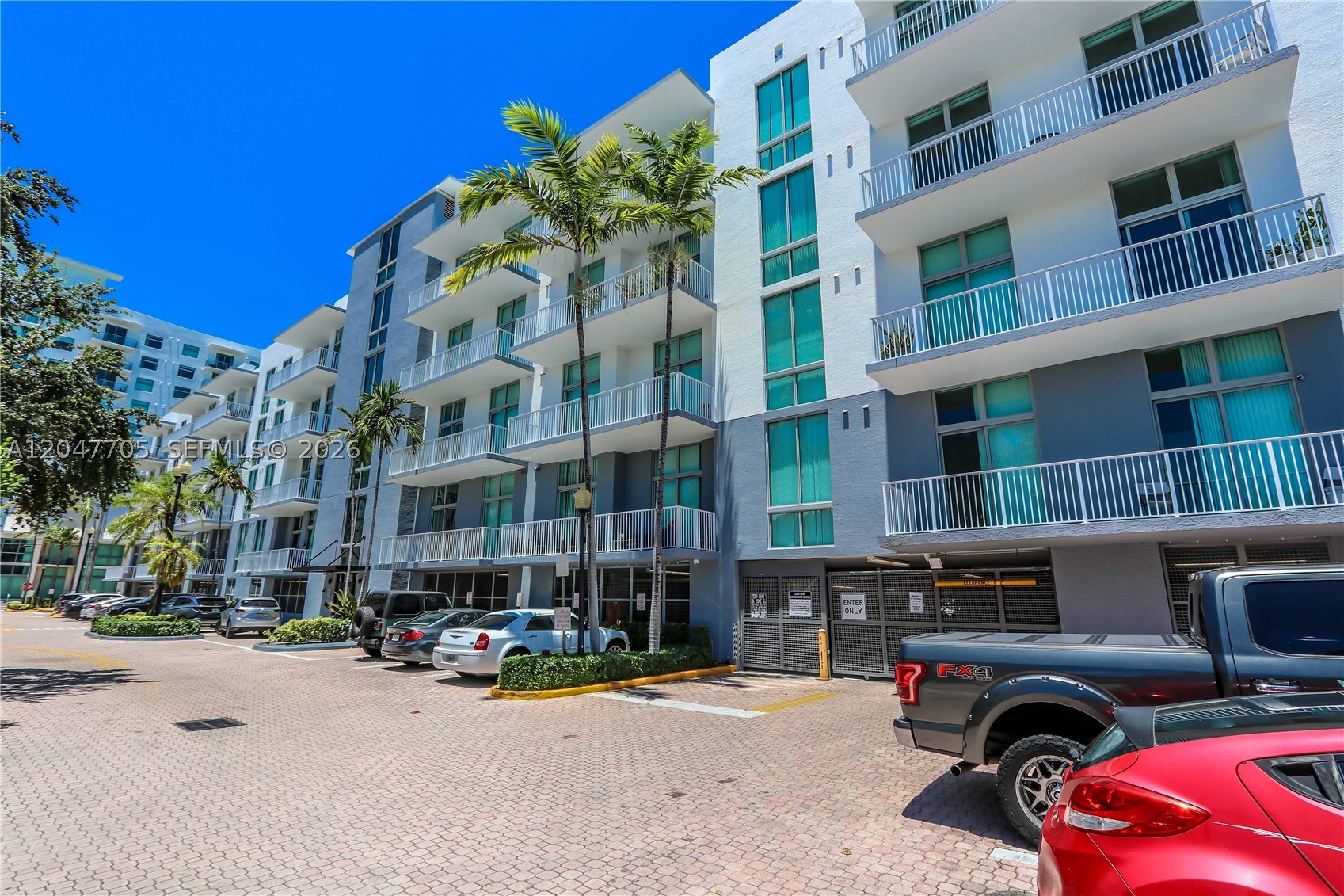 LOFTS AT HOLLYWOOD STATIO - Residential