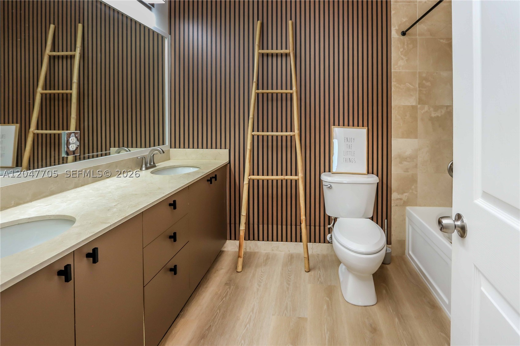 LOFTS AT HOLLYWOOD STATIO - Residential