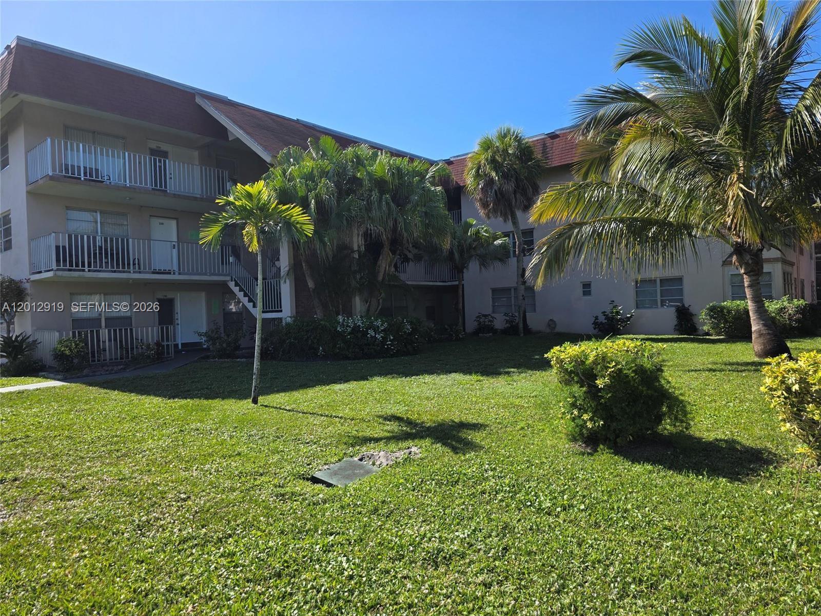 LAUDERDALE OAKS CONDO I - Residential