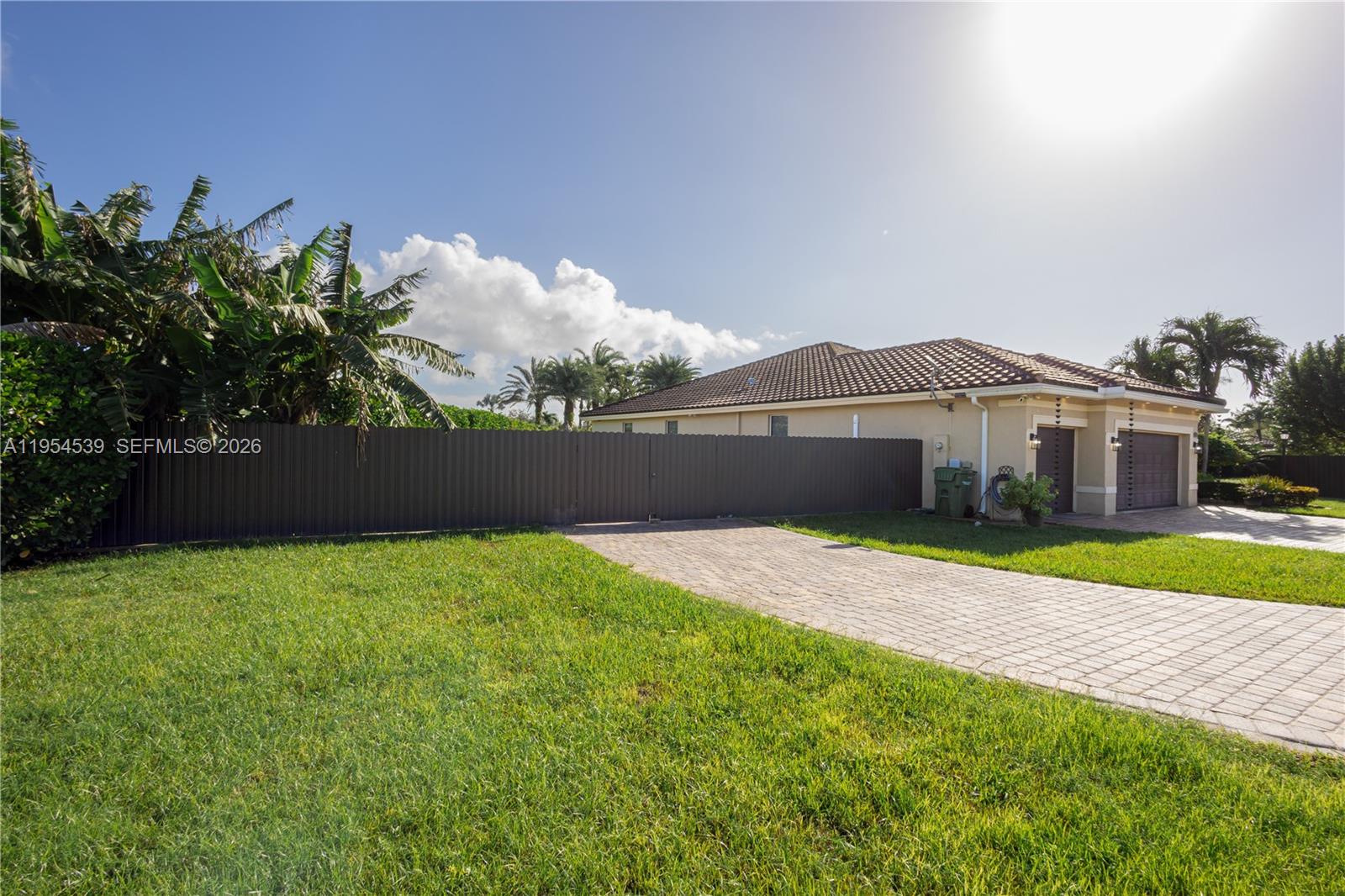 REDLAND REEF - Residential