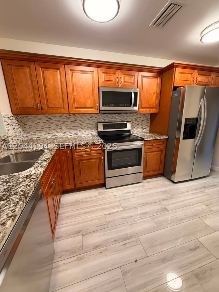 PINE ISLAND LAKES TOWNHOM - Residential Lease