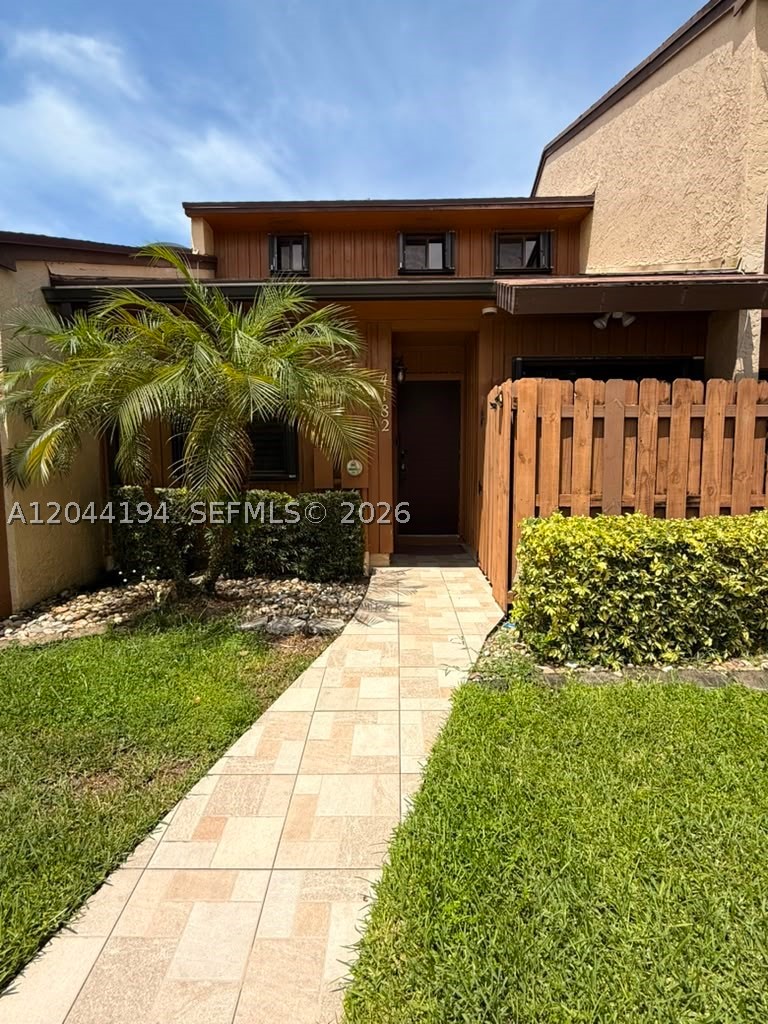 PINE ISLAND LAKES TOWNHOM - Residential Lease