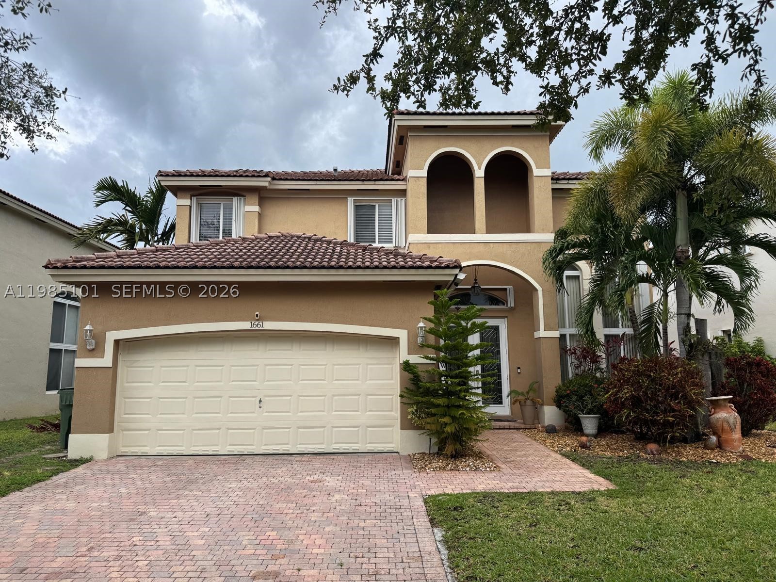 Opportunity to buy a well mantained house in the very sough after community of  Key's Gate,  beautyfull cozy big house  , in a community with 24 hour security, family down sizing, don't miss this one,