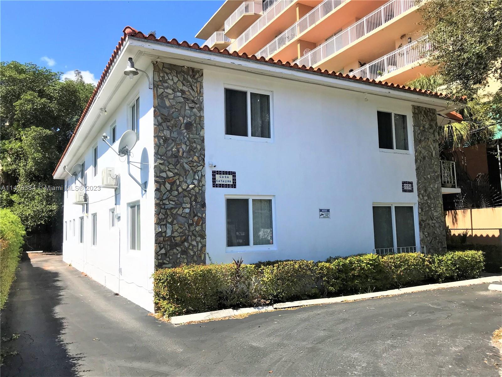 NICE REMODELED UNIT IN A SMALL AND QUIET COMMUNITY. CERAMIC AND LAMINATED FLOORS, 1 PARKING SPOT, EXCELLENT LOCATION. COMMUNITY WASHER AND DRYER.