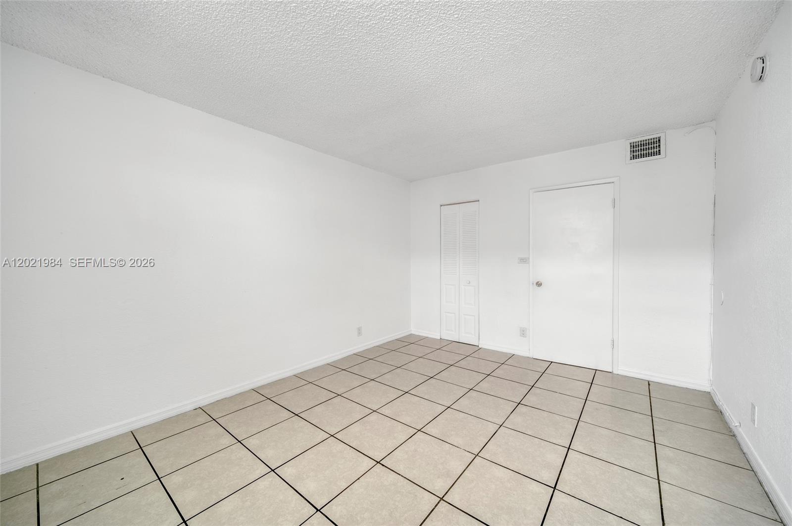 YOLANDA VILLAS CONDO - Residential