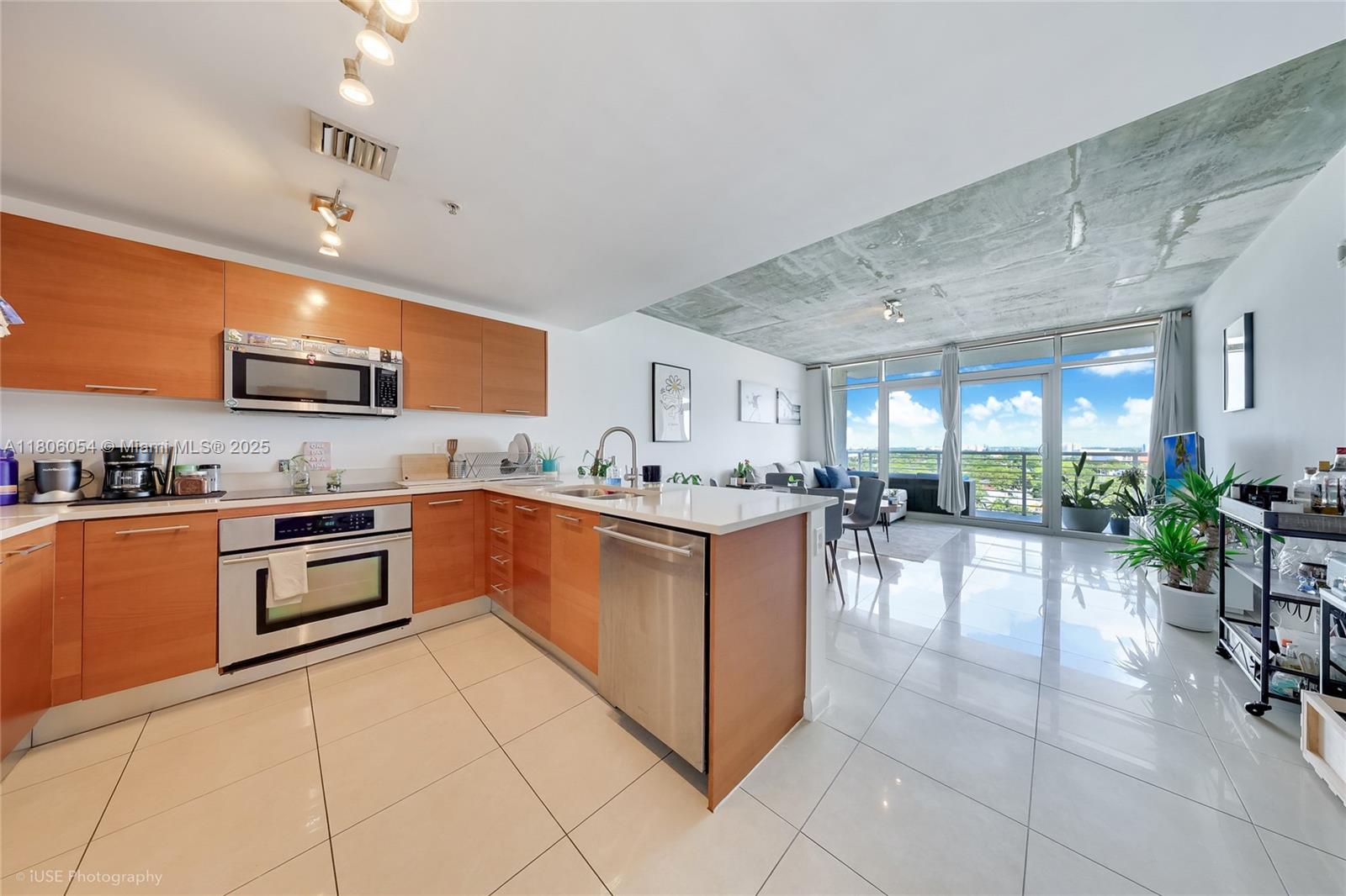 MIDBLOCK MIAMI CONDO - Residential