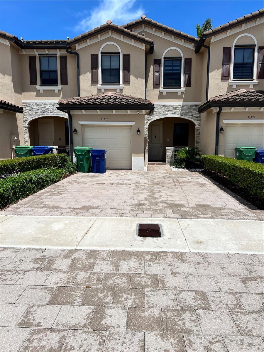 Beautiful upgraded townhouse featuring large tiles, recessed lighting, 3 bathrooms, and 3 bedrooms—including 2 master suites. The backyard is fully tiled with a stylish pergola—perfect for outdoor living.