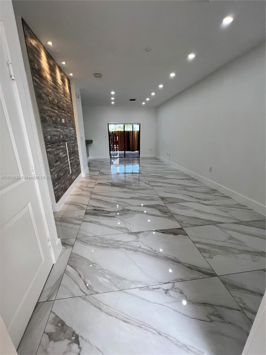 COCO PALM VILLAS - Residential Lease