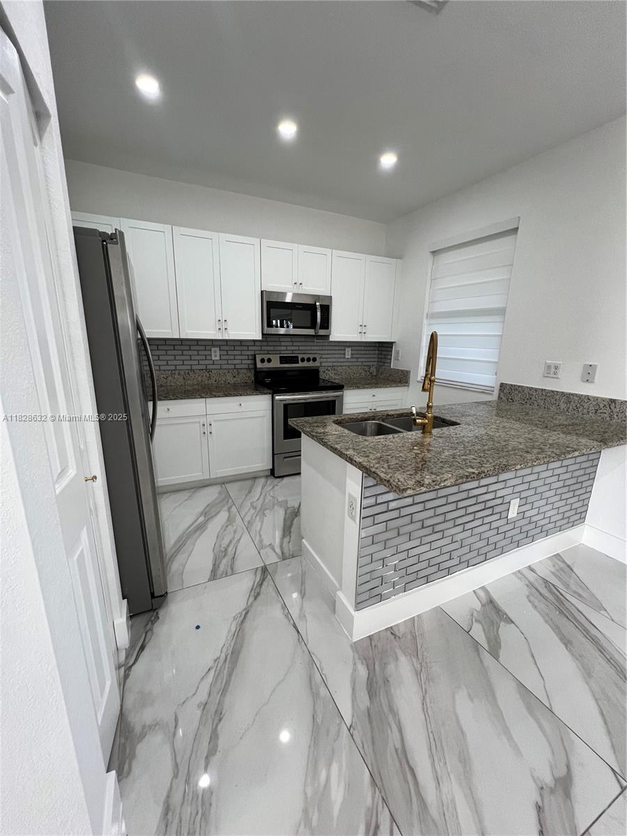 COCO PALM VILLAS - Residential Lease