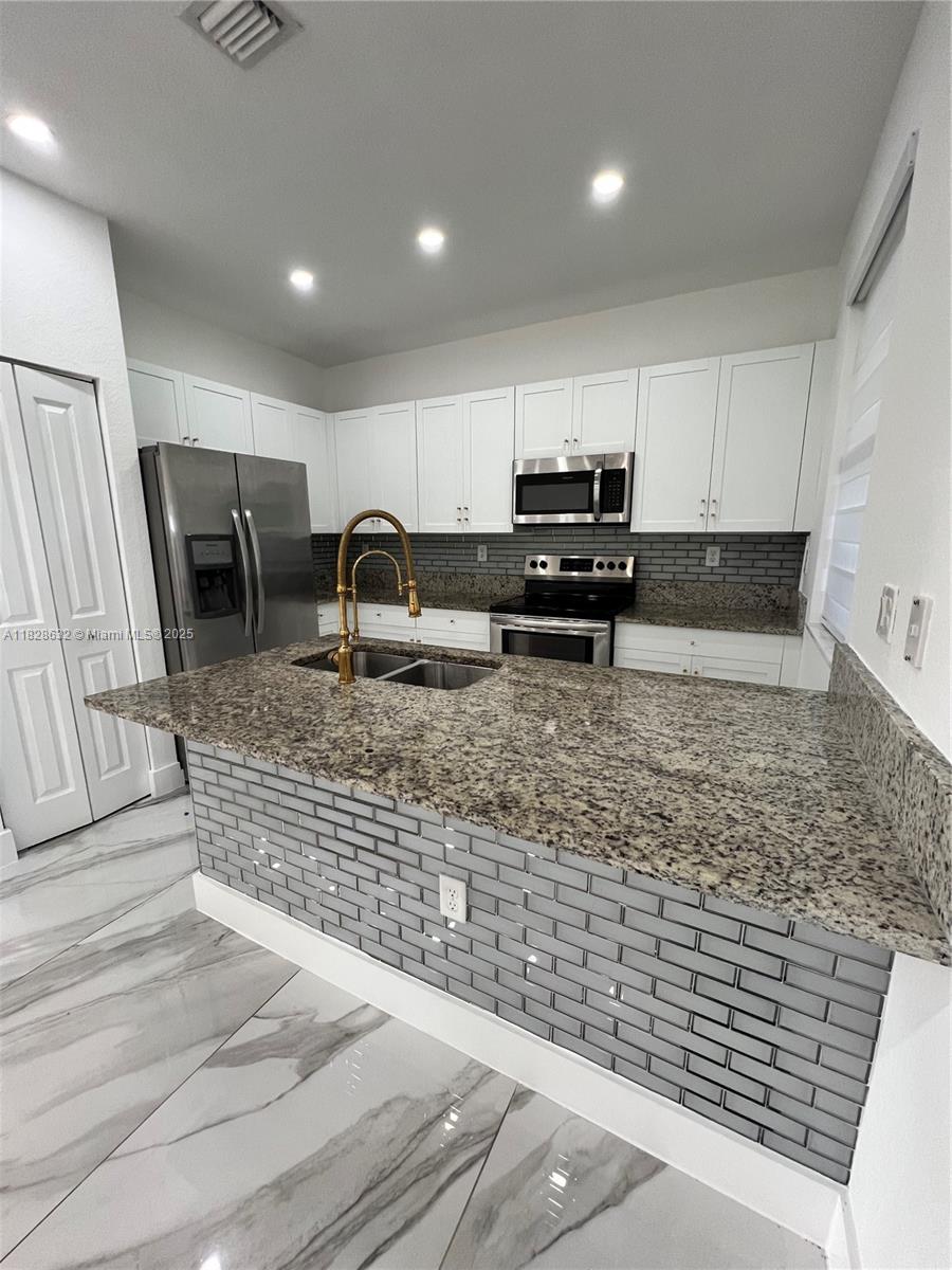 COCO PALM VILLAS - Residential Lease