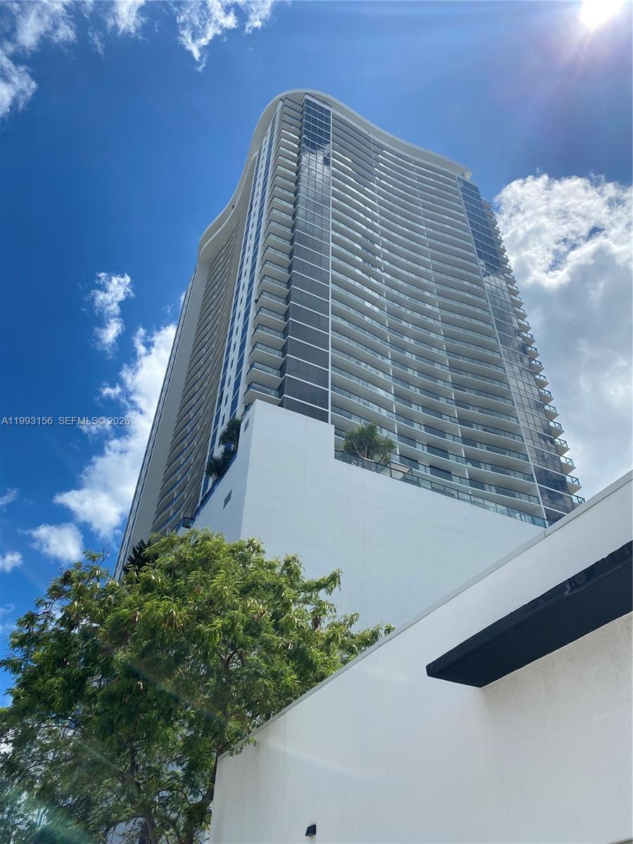 Well-maintained 1-bedroom plus den residence at Canvas, located in a rapidly developing area just steps from the upcoming Signature Bridge on Interstate 395. The building offers a wide range of amenities, including three pools, a coworking space, and concierge service at the front desk.