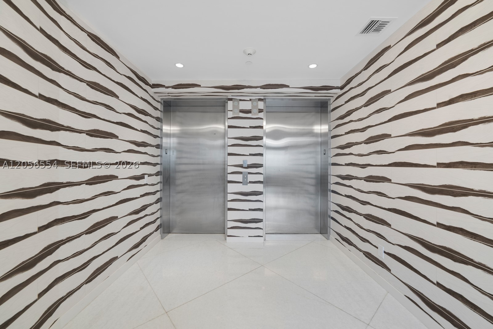18555 COLLINS AVENUE COND - Residential