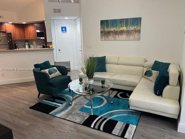BEAUTIFUL 2/2 apartment, with nice water view, upgraded, very well mantained, and very well located also.