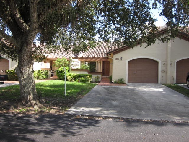BEST COMMUNITY IN KENDALL, BEAUTIFUL 3/2 ONE STORY TOWNHOUSE IN THE NICEST COMMUNITY IN KENDALL WITH SECURITY GUARDS AND 2 GATES FOR GREAT ACCESS. GARAGE WITH REMOTE CONTROL, FENCED PATIO, FOYER ENTRANCE, LARGE WALK-IN CLOSET, KITCHEN APPLIANCES, WASHER, DRYER, CERAMIC FLOORS AND WOOD FLOORS IN THE BEDROOMS, NEW BATHROOM, FANTASTIC COMMUNITY WITH 2 INDOOR RACQUETBALL COURTS, 2 POOLS, 2 TENNIS COURTS, EXERCISE ROOM AND CLUBHOUSE, ACCORDION SHUTTER. SEE ATTACHMENT FOR APPLICATION AND FLOOR PLAN. AGENTS, PLEASE CHECK RENTAL REQUIREMENTS ATTACHED
