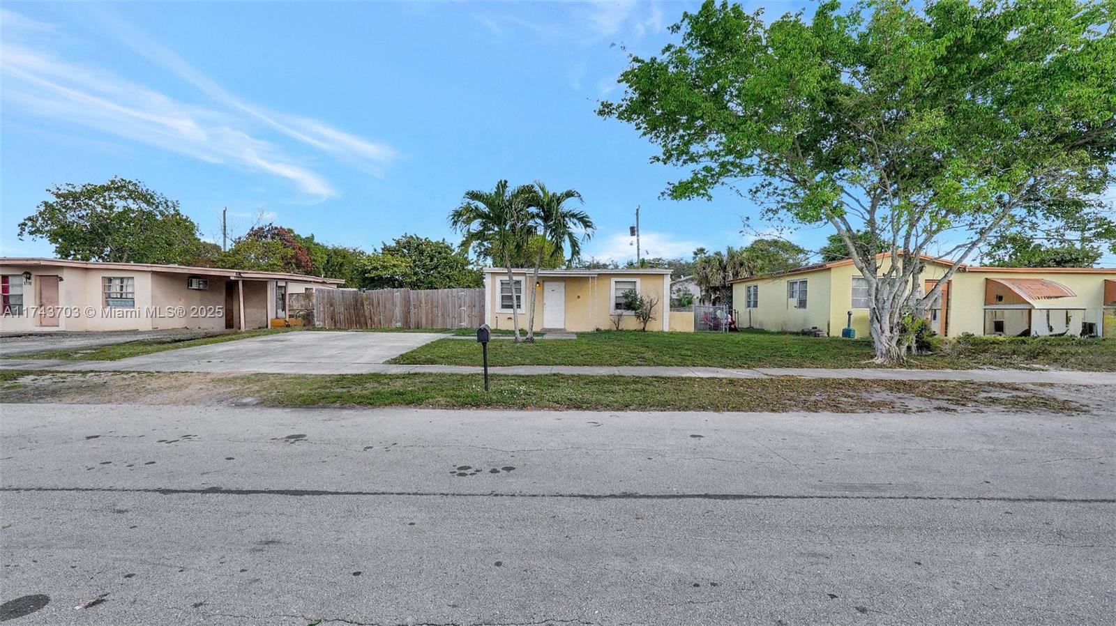 There is plenty of space for outdoor entertainment. Show this little gem today. Live the Fort Lauderdale lifestyle with plenty of dining and shopping options, and don't forget the beautiful beaches.