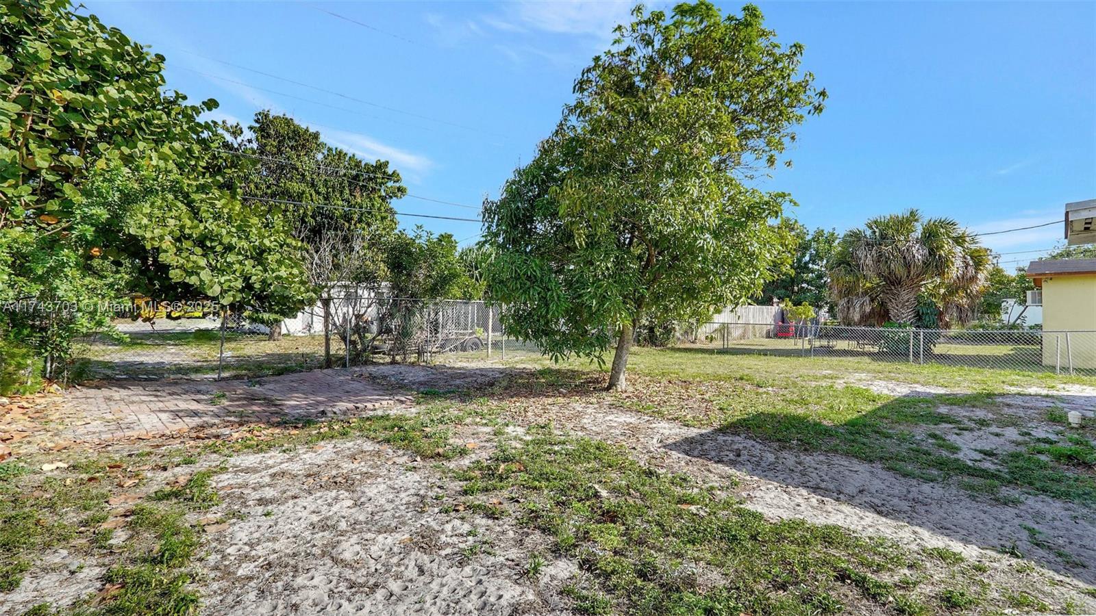 LAUDERDALE MANOR HOMESITE - Residential