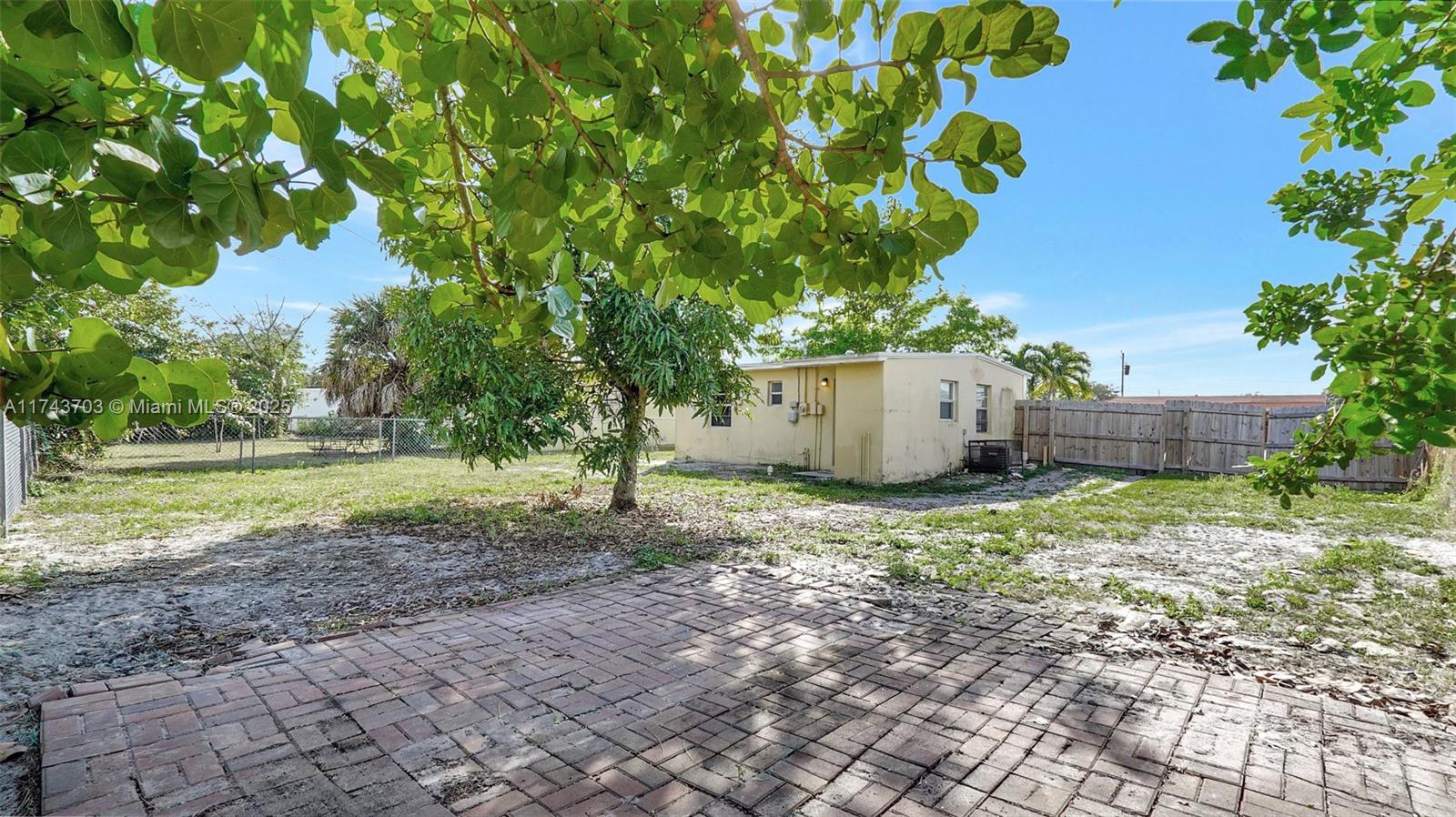 LAUDERDALE MANOR HOMESITE - Residential