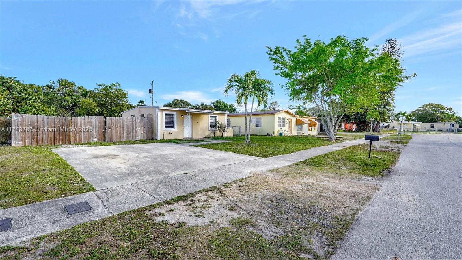 LAUDERDALE MANOR HOMESITE - Residential