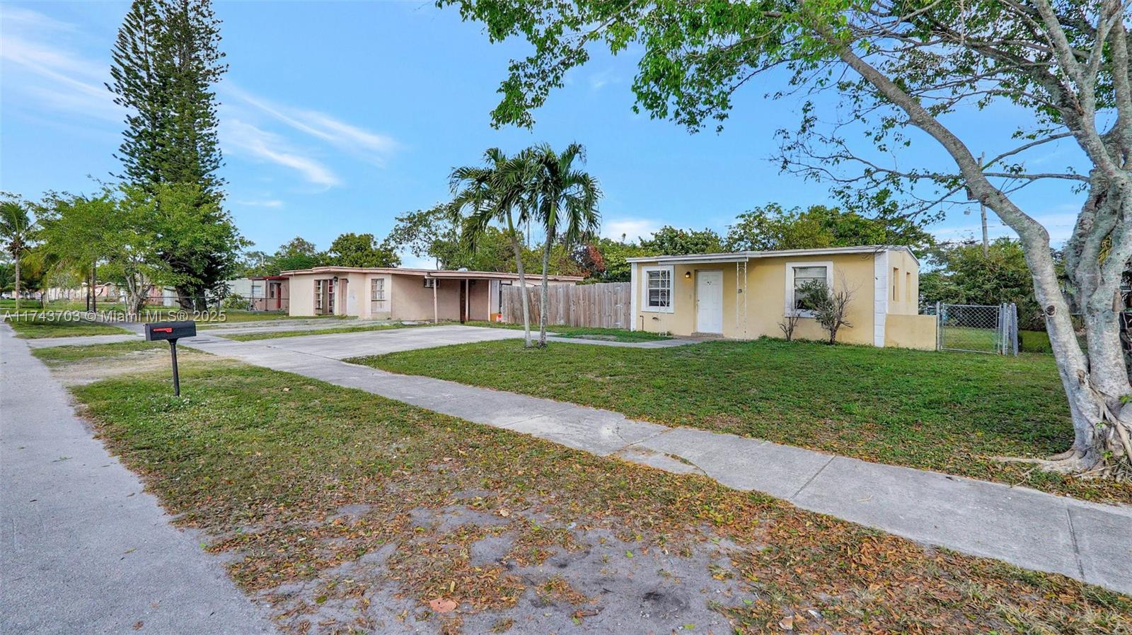 LAUDERDALE MANOR HOMESITE - Residential