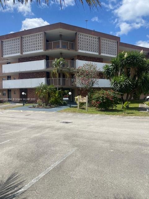 Turn key, updated and furnished exquisitely.  Just bring clothes and a toothbrush.  Quiet building.
Easy to show.  Easy to buy.