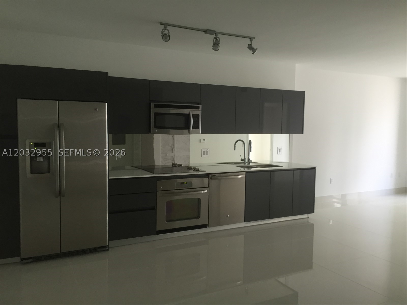 MY BRICKELL CONDO. - Residential Lease