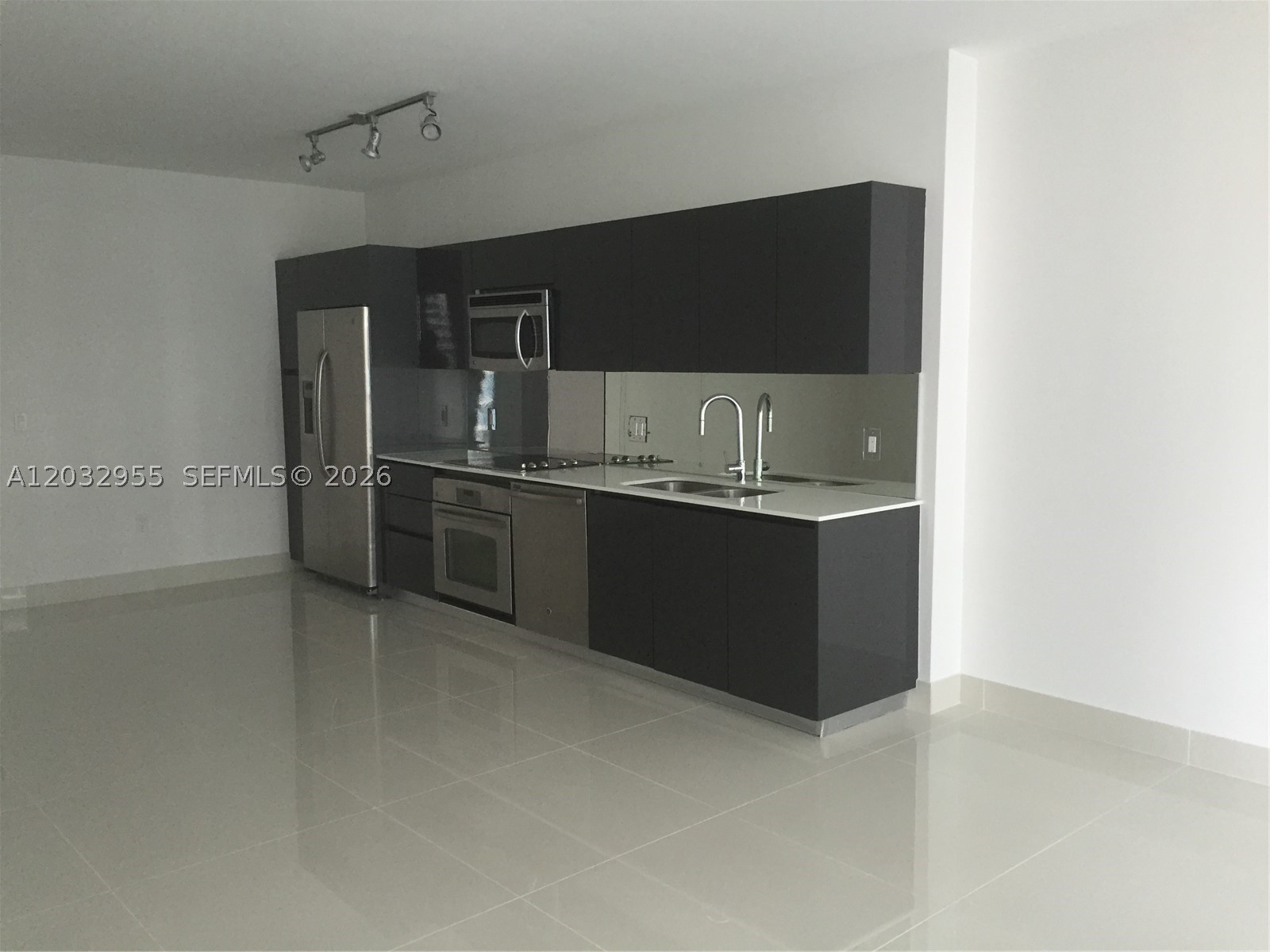 MY BRICKELL CONDO. - Residential Lease