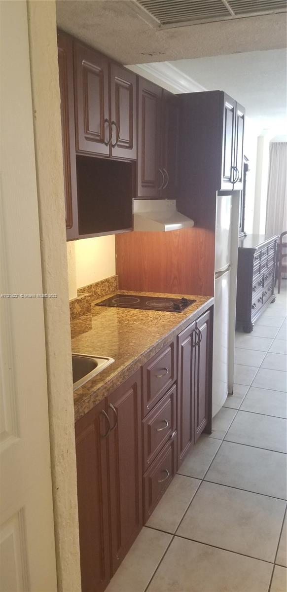 THE AVENTURA BEACH CLUB C - Residential Lease