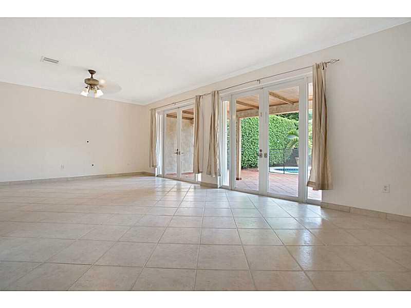 DORAL SANDS - Residential