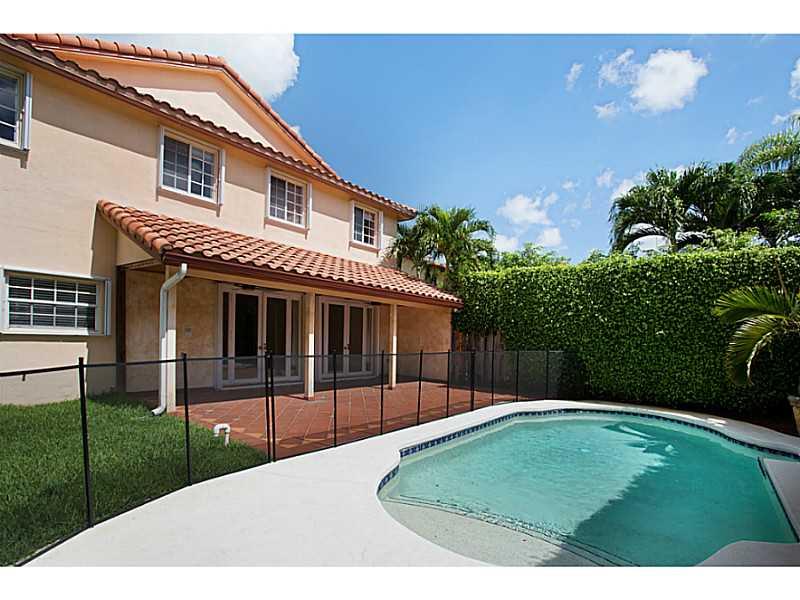 DORAL SANDS - Residential
