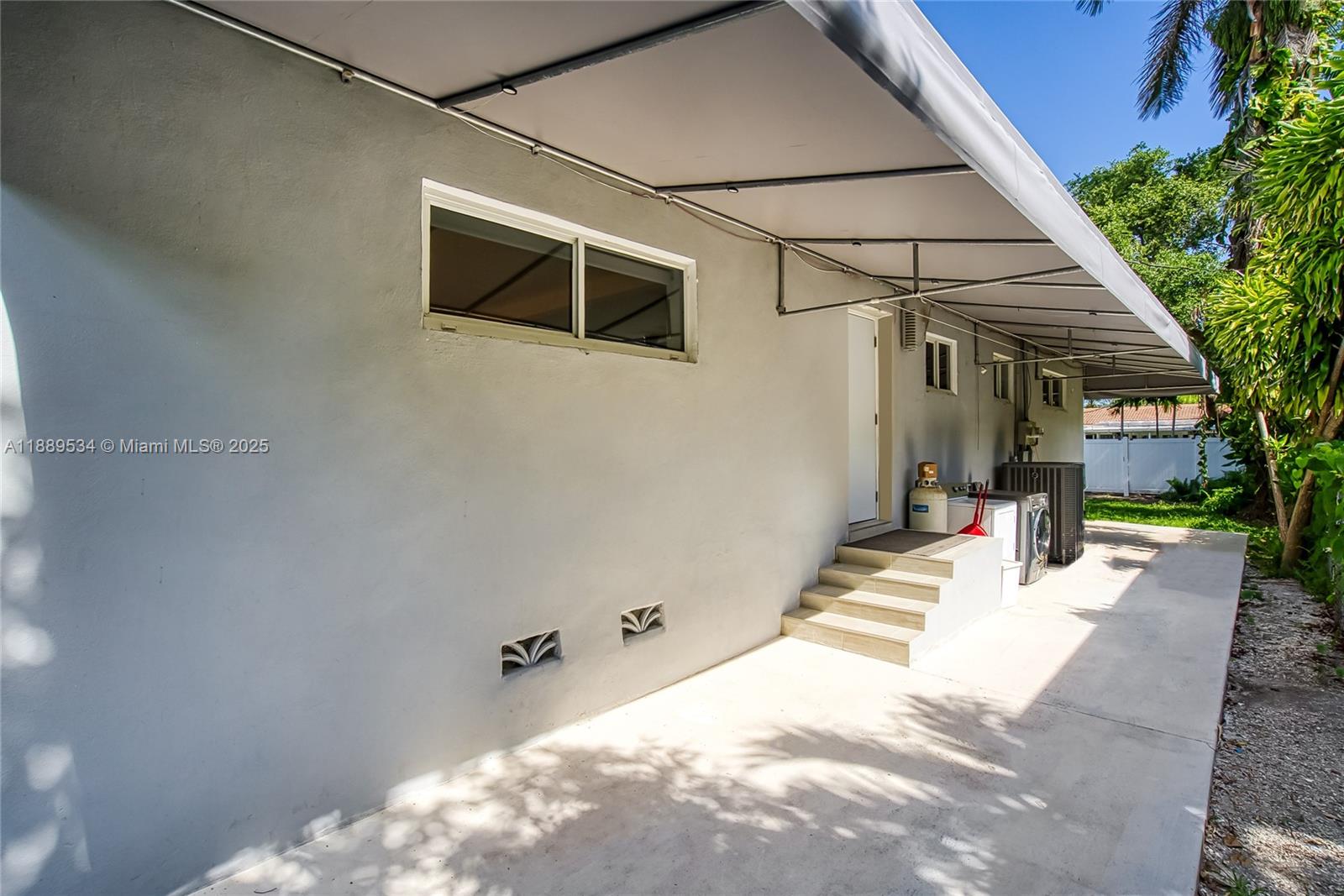 VISTA BISCAYNE - Residential Lease