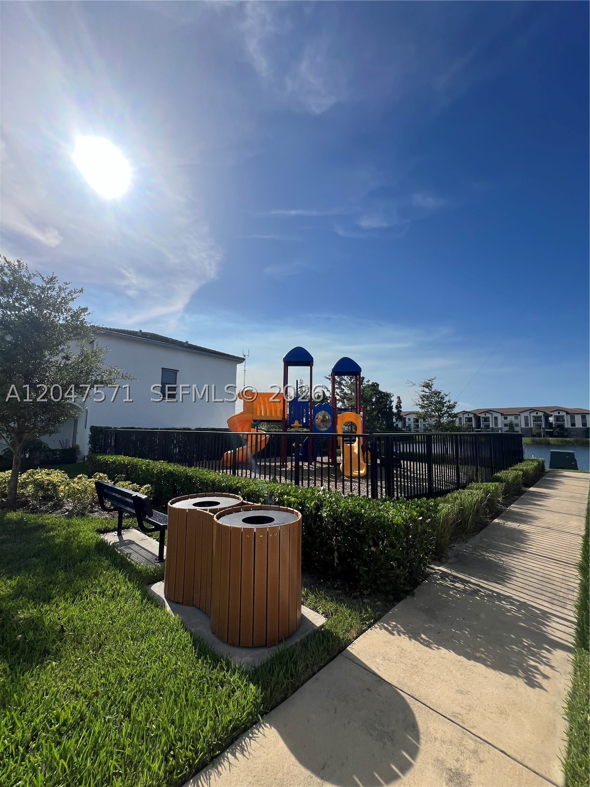 VISTA LAGO - Residential