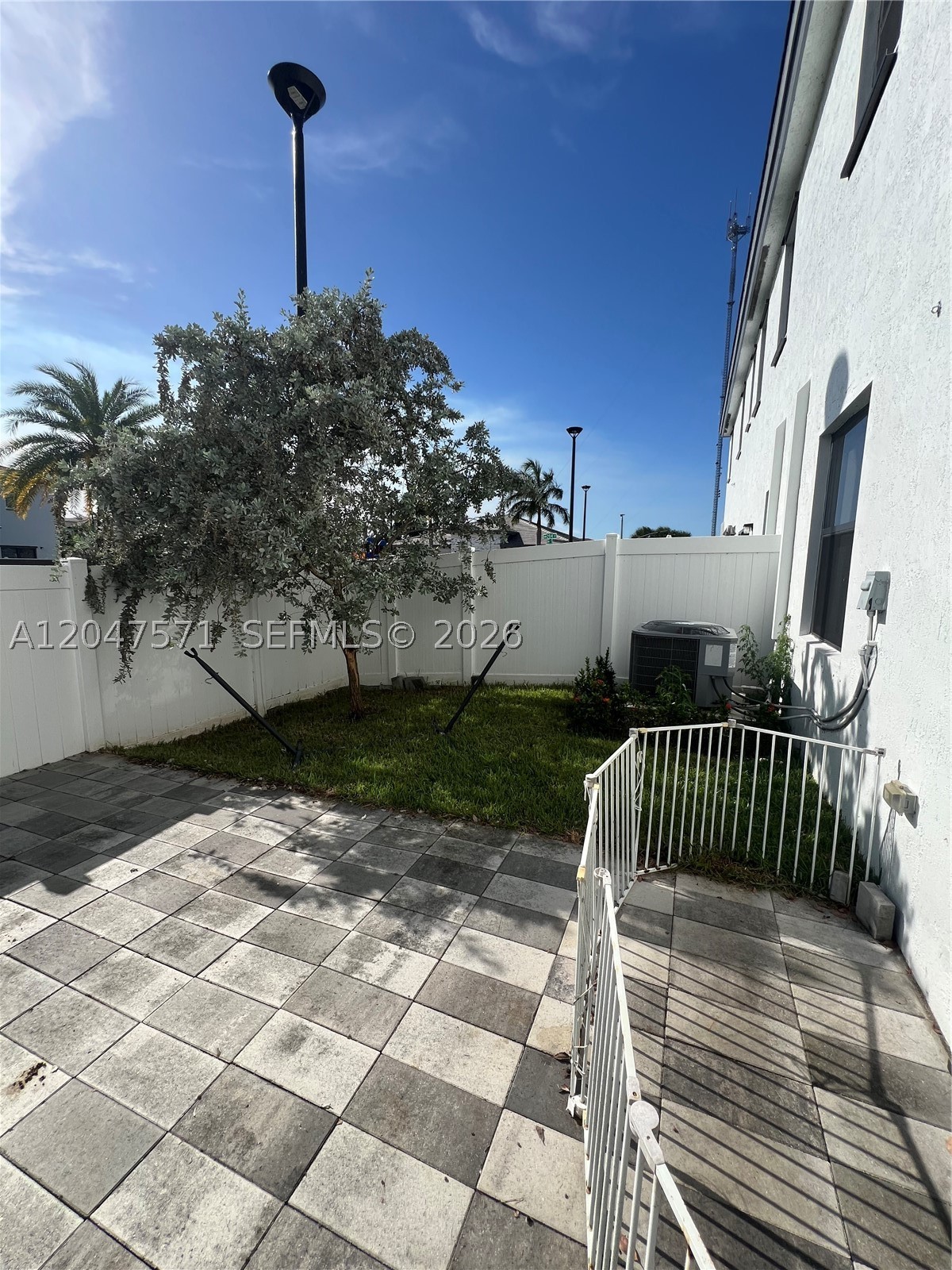 VISTA LAGO - Residential