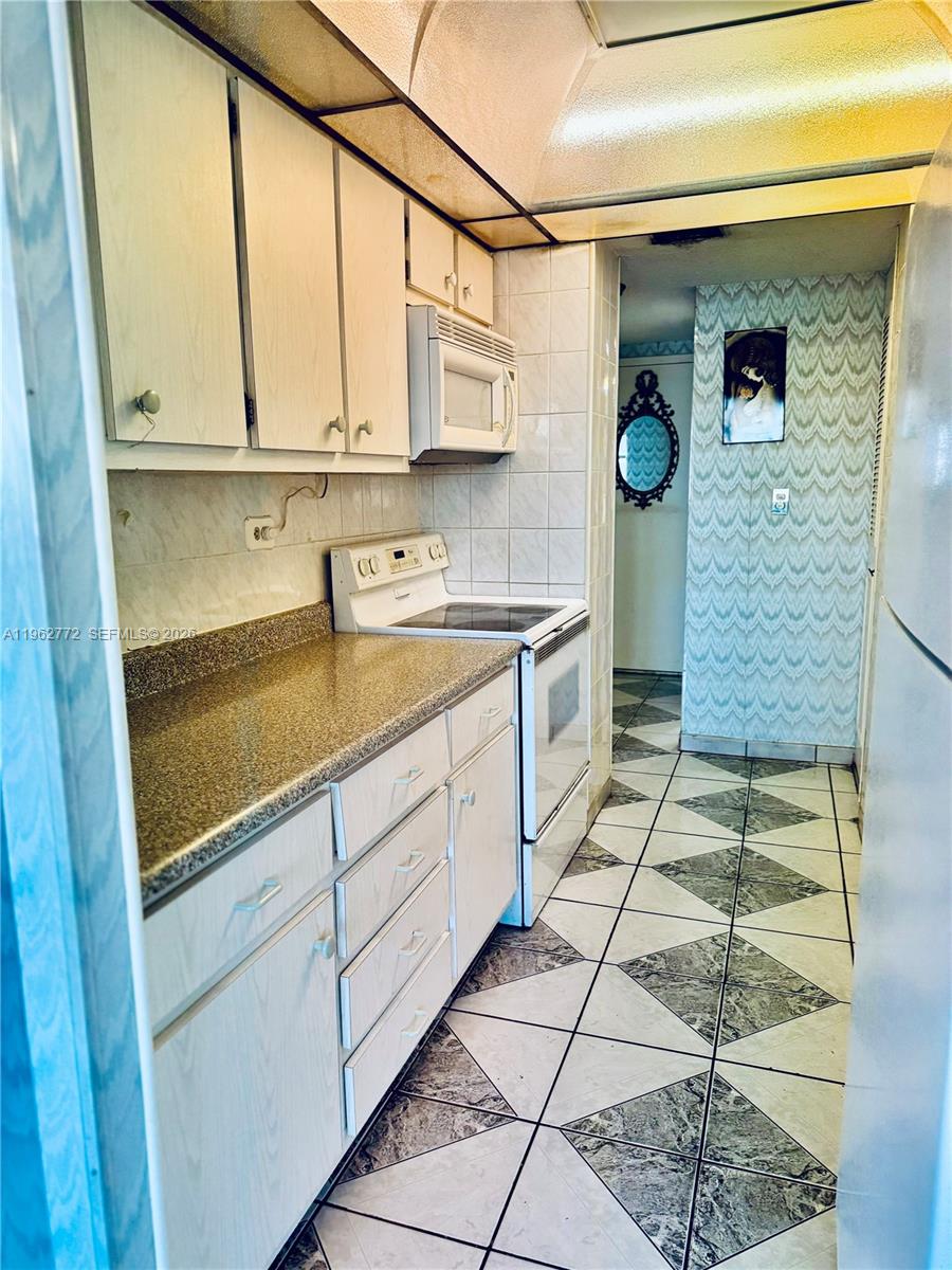 WINSTON TOWERS 200 - Residential